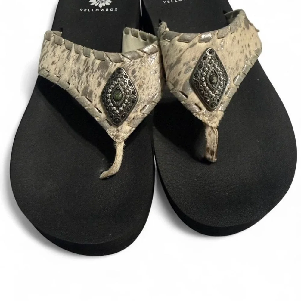 Yellow Box leopard print flip flops with rhinestone detail size 11 - Picture 6 of 7